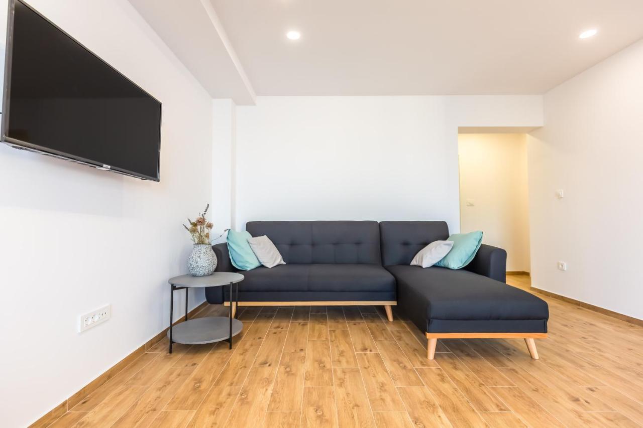 Adris Apartments Омиш Экстерьер фото