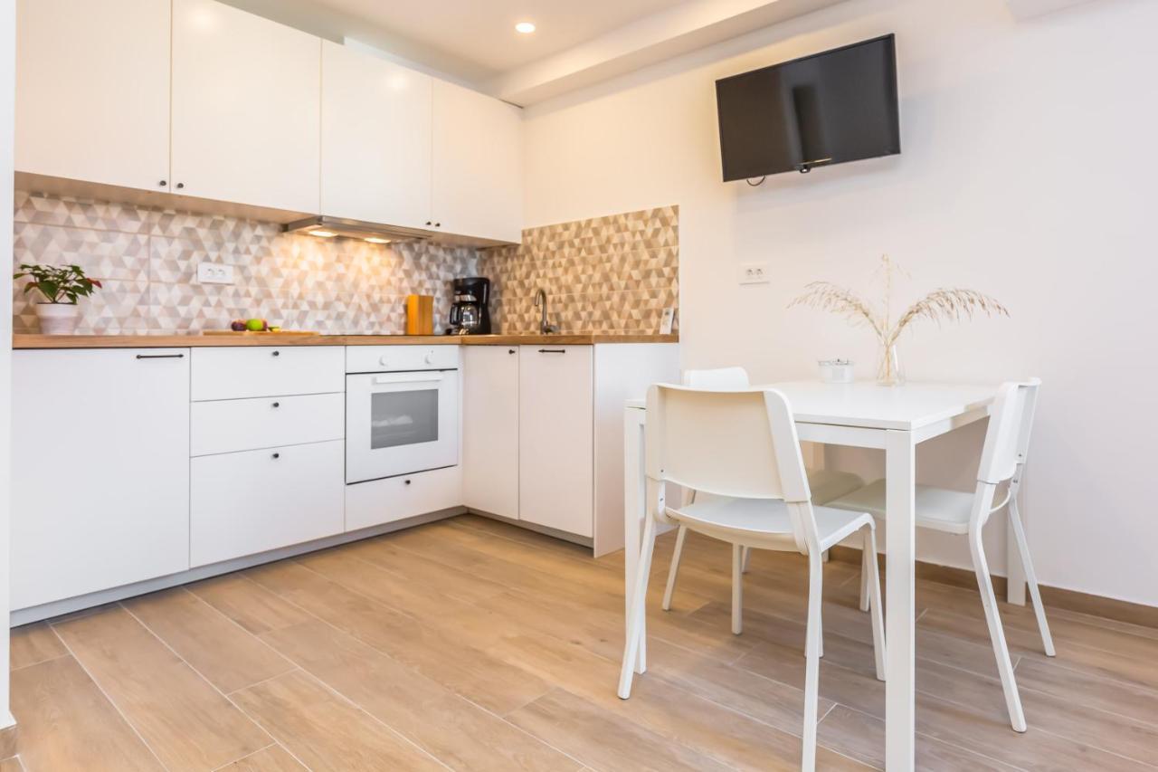Adris Apartments Омиш Экстерьер фото