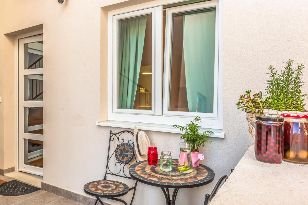 Adris Apartments Омиш Экстерьер фото