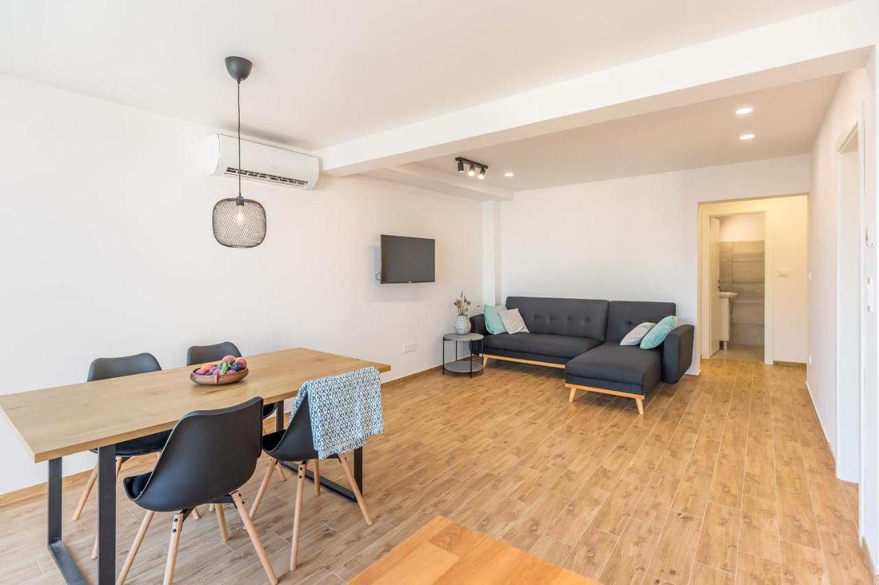Adris Apartments Омиш Экстерьер фото